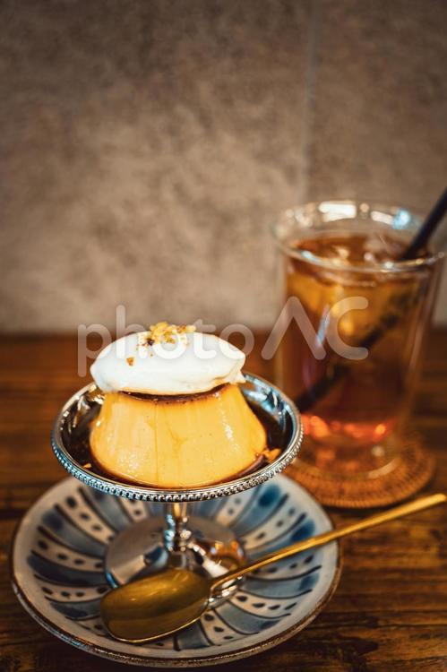 生クリームがのったレトロなプリンと紅茶 プリン,レトロ,スイーツの写真素材
