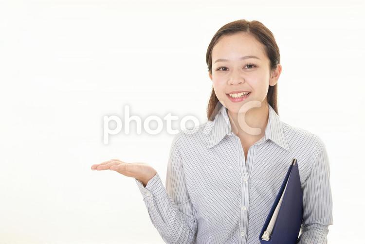 案内するビジネスウーマン 女性,ビジネスウーマン,仕事の写真素材