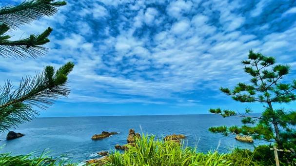 断崖絶壁からの海 断崖絶壁からの海 海,青,青空の写真素材