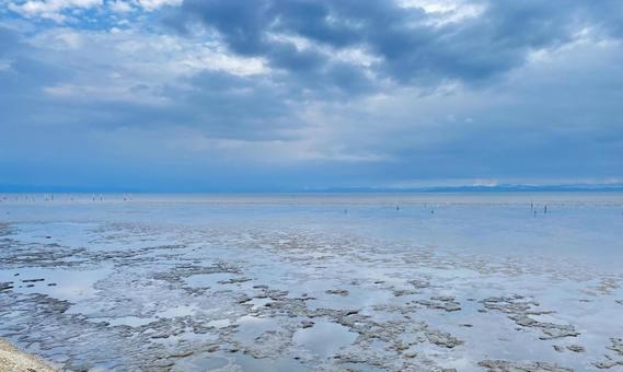 潮が引いた状態の遠浅の有明海の海 潮が引いた状態の遠浅の有明海の海の写真
