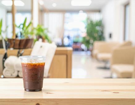 アイスコーヒーと明るい店内 アイスコーヒーと明るい店内の写真