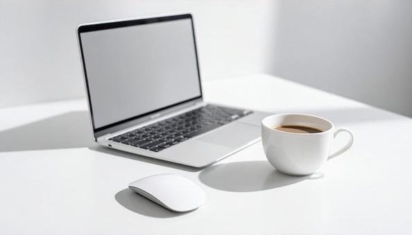 パソコンとコーヒー パソコンとコーヒーの写真