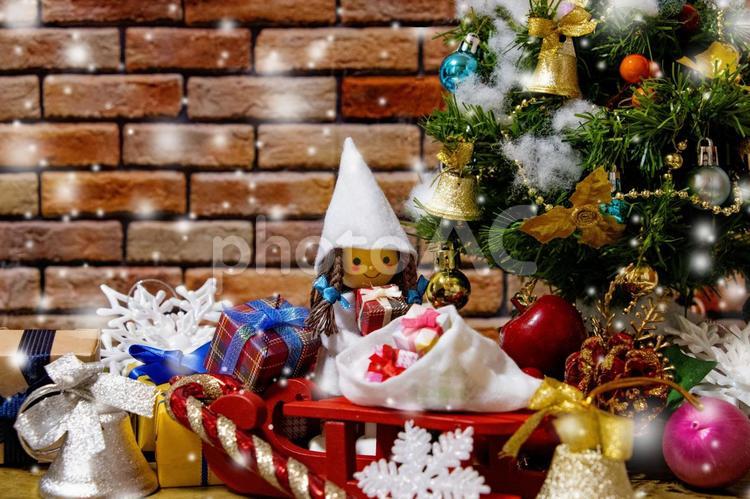 クリスマス背景　かわいい妖精が運ぶギフト クリスマス,オーナメント,ニッセの写真素材