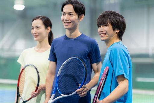 スポーツジムでテニスをする若い男女 テニス,テニススクール,スポーツジムの写真素材