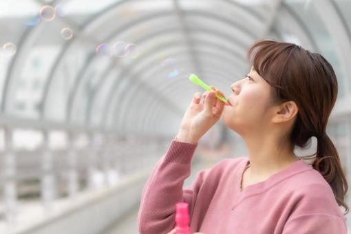 シャボン玉をする女性 シャボン玉をする女性の写真