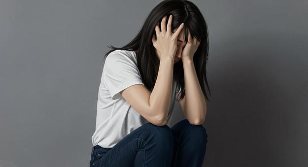 頭を抱える女性 悩む 頭を抱える女性 悩むの写真