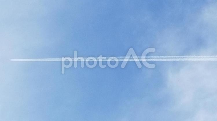 青い空と飛行機雲の風景 青い空,飛行機雲,白い雲の写真素材