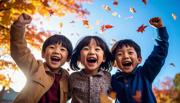 紅葉のなかで遊ぶ子供たち 紅葉のなかで遊ぶ子供たちの写真