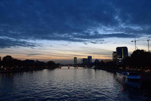 フランクフルトの夜景、マイン川の夕暮れ﻿ フランクフルト,ドイツ,夜景の写真素材