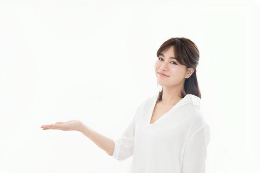 若い女性 指差し 手のひら 若い女性 指差し 手のひらの写真