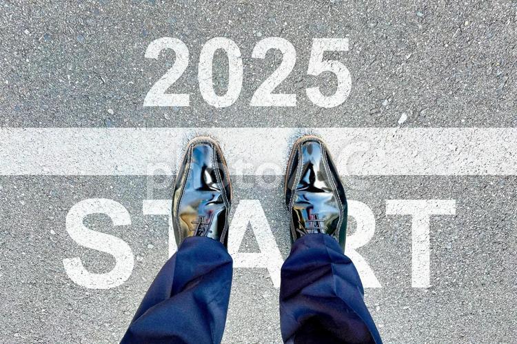 2025年の新年にスタートする人の足元 2025年,スタート,新年の写真素材
