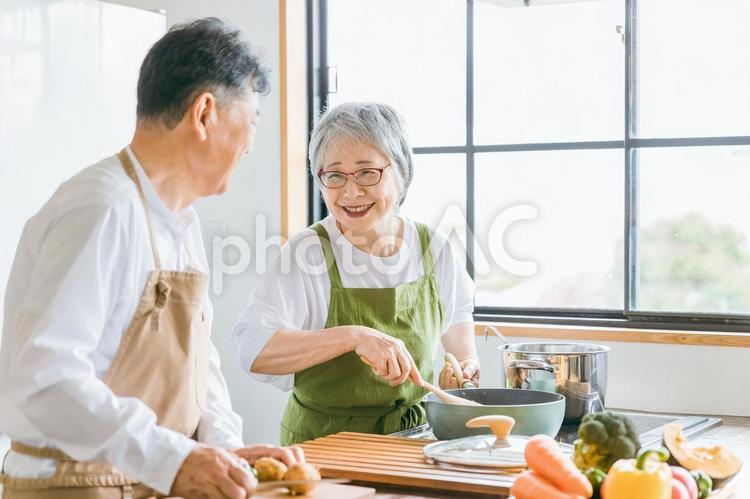 家で一緒に料理を作る笑顔の日本人老夫婦 高齢者,夫婦,シニアの写真素材