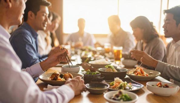 居酒屋で食事やお酒を楽しむ人々の写真