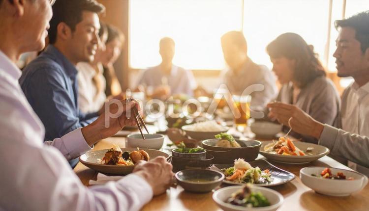 居酒屋で食事やお酒を楽しむ人々 居酒屋,酒,余暇の写真素材