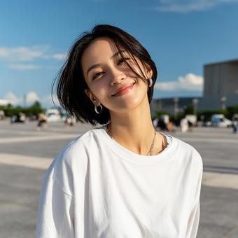 明るい光の中で幸せそうに笑う若い女性 明るい光の中で幸せそうに笑う若い女性の写真