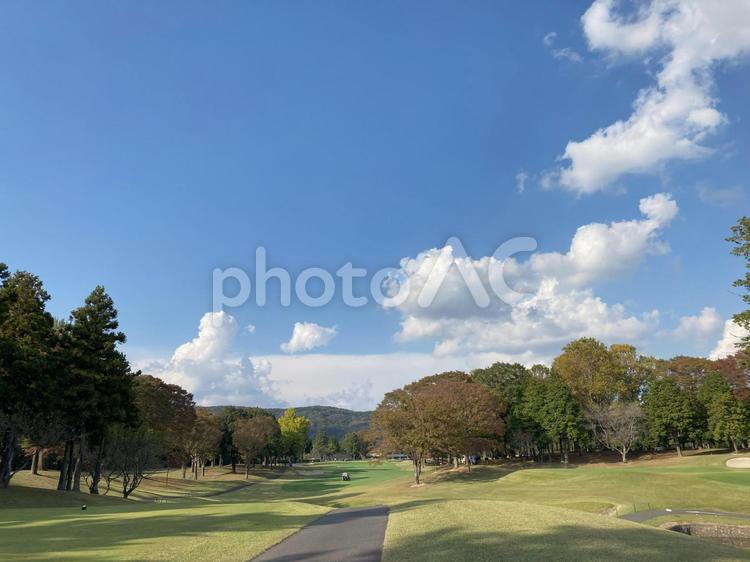 青い空と雲とゴルフ場と 素材,風景,景色の写真素材