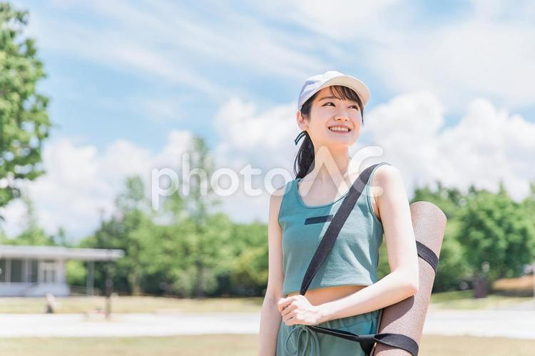 公園でヨガマットを持ったアジア人女性 ヨガ,女性,ダイエットの写真素材