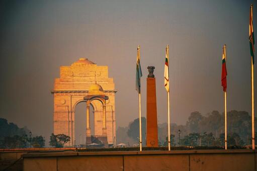 ニューデリー記念塔夕景 慰霊碑,モニュメント,国旗の写真素材