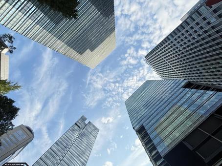ビルの谷間と青空 ビルの谷間と青空 ビル,空,街の写真素材