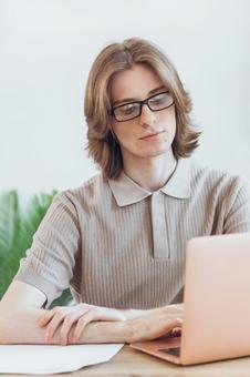 テーブルでノートパソコンを使う長髪の男性 男性,外国人,欧米人の写真素材