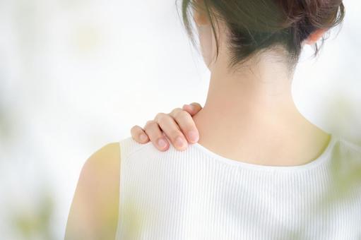 肩を押さえる女性 肩凝り 肩を押さえる女性 肩凝りの写真