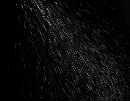 降り注ぐ雨 梅雨の時期 天気 黒背景5 降り注ぐ雨 梅雨の時期 天気 黒背景5の写真