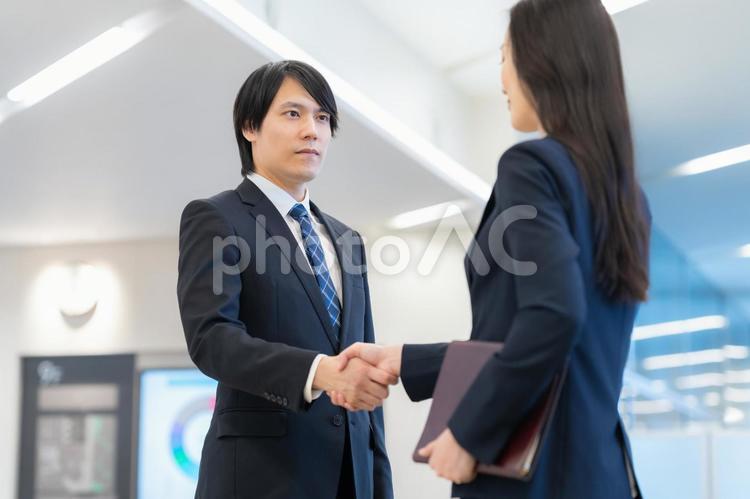 握手をする男女のビジネスマン 握手,ビジネス,会議の写真素材