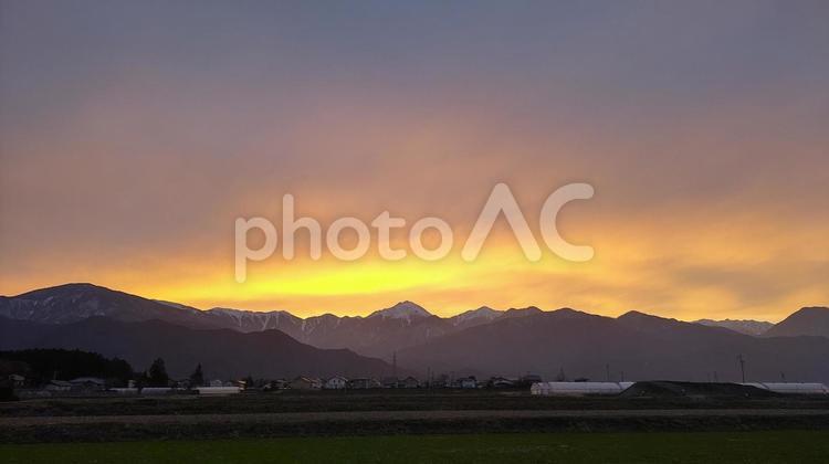 夕暮れ 安曇野,夕焼け,夕方の写真素材