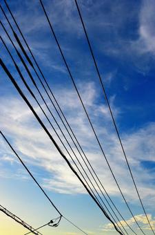 暮れゆく空を飾る送電線 暮れゆく空を飾る送電線の写真