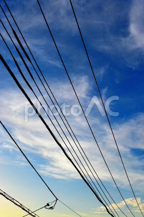 暮れゆく空を飾る送電線 夕空,空,夕雲の写真素材