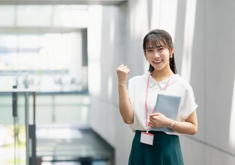 オフィスで働く若いビジネスウーマン オフィスで働く若いビジネスウーマンの写真