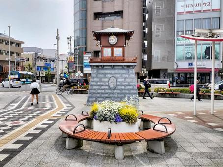 JR成田駅東口広場と成田からくり時計 JR成田駅東口広場と成田からくり時計 成田駅,成田からくり時計,花壇の写真素材