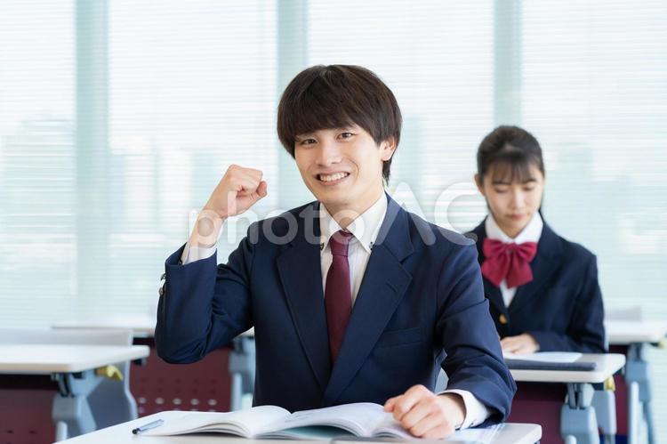 学校で勉強をする男女の高校生 教育,塾,勉強の写真素材
