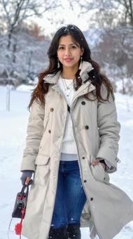 冬の雪の中の可愛い女性 冬の雪の中の可愛い女性の写真