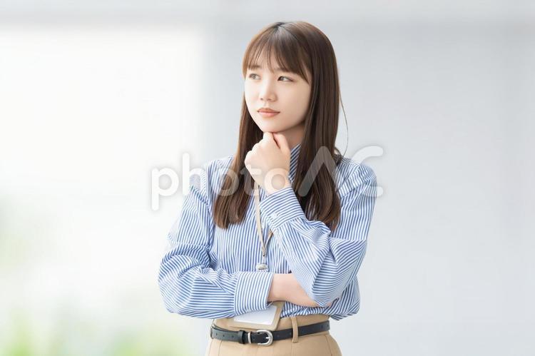 考えごとをする若い女性・ビジネスウーマン 女性,考える,選択の写真素材