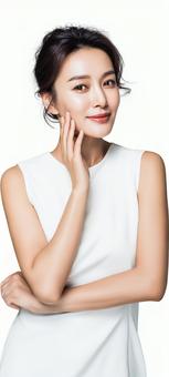 頬に手を当てる美しい女性のポートレートの写真