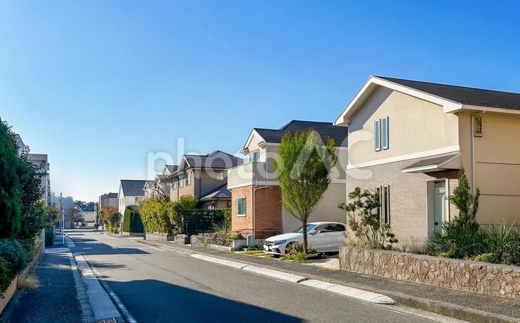 ベージュ系のすっきり整った戸建ての住宅街 家,戸建て,住宅の写真素材
