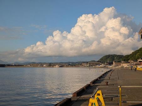 漁港と入道雲 漁港と入道雲 入道雲,雲,海の写真素材