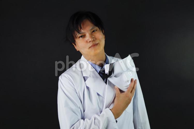 仮面を外した医師 医師,白衣,男性の写真素材