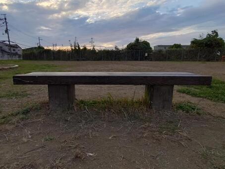 夕暮れの公園とベンチ ベンチ,公園,芝生の写真素材