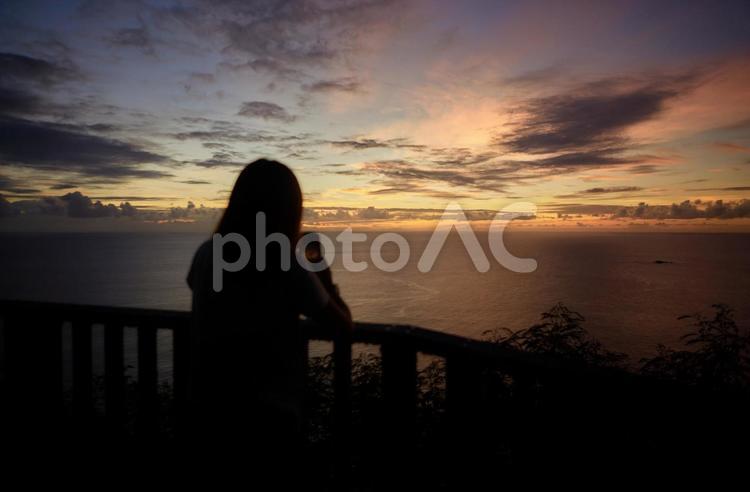 マジックアワーと女性２ 景色,風景,海の写真素材