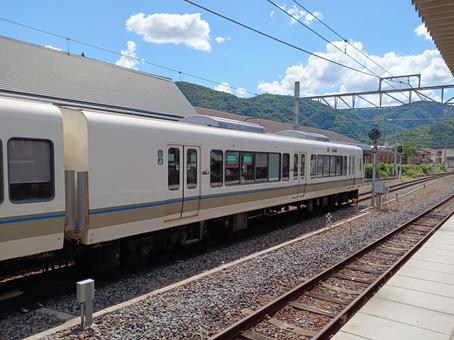 発車する221系 発車する221系 鉄道,jr,jr西日本の写真素材