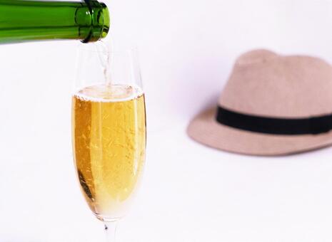 シャンパン（ハット）② シャンパン,グラス,帽子の写真素材