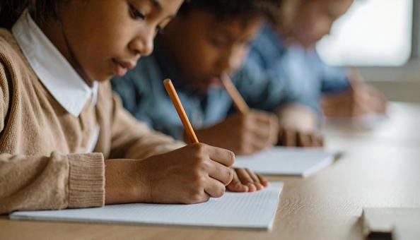 塾で勉強する小学生 塾で勉強する小学生の写真