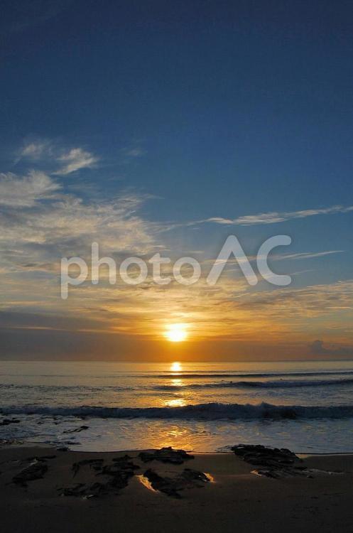 上る太陽 夕焼け,眩い,光の写真素材