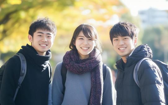 カジュアルな服装で仲良く並ぶ若者たちの写真