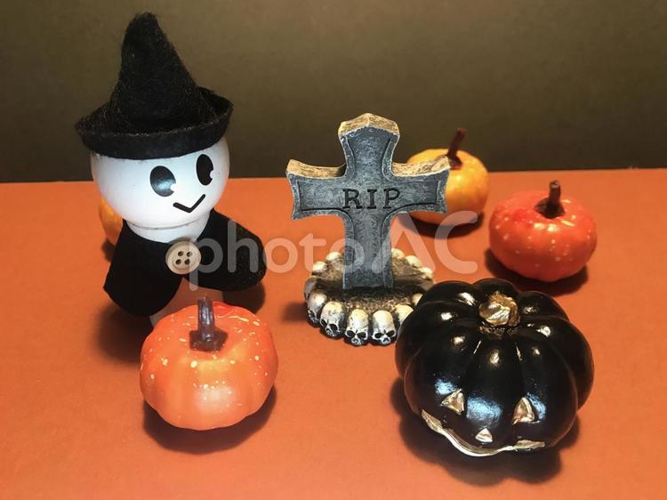 お墓、かわいいオバケの人形、カボチャ、ジャックオランタン、ハロウィンイメージ お墓,おばけ,ジャックオランタンの写真素材
