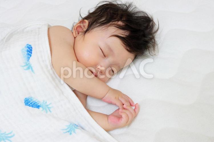 タオルをかけて眠る赤ちゃん 赤ちゃん,子供,スキンケアの写真素材