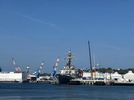 自衛艦とクレーン 自衛艦とクレーン 空,海,船の写真素材