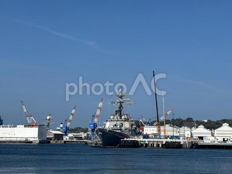 自衛艦とクレーン 空,海,船の写真素材